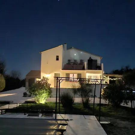 Вилла Maison Barban Arpaillargues-et-Aureillac